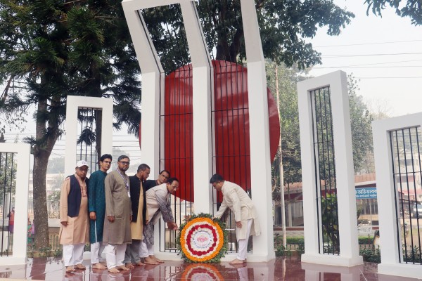 অধ্যক্ষ মহোদয় কর্তৃক শহীদ মিনারে পুষ্পস্তবক অর্পণ
